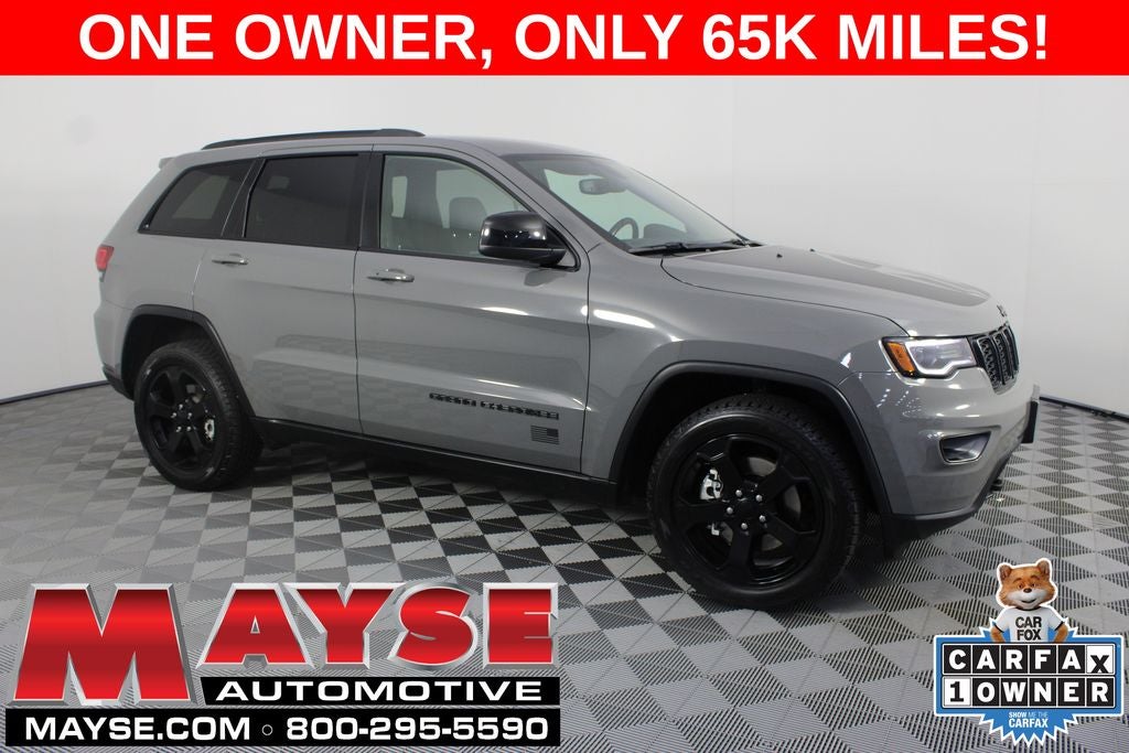 2021 Jeep Grand Cherokee Laredo in Sting-Gray Clearcoat — front three-quarter view